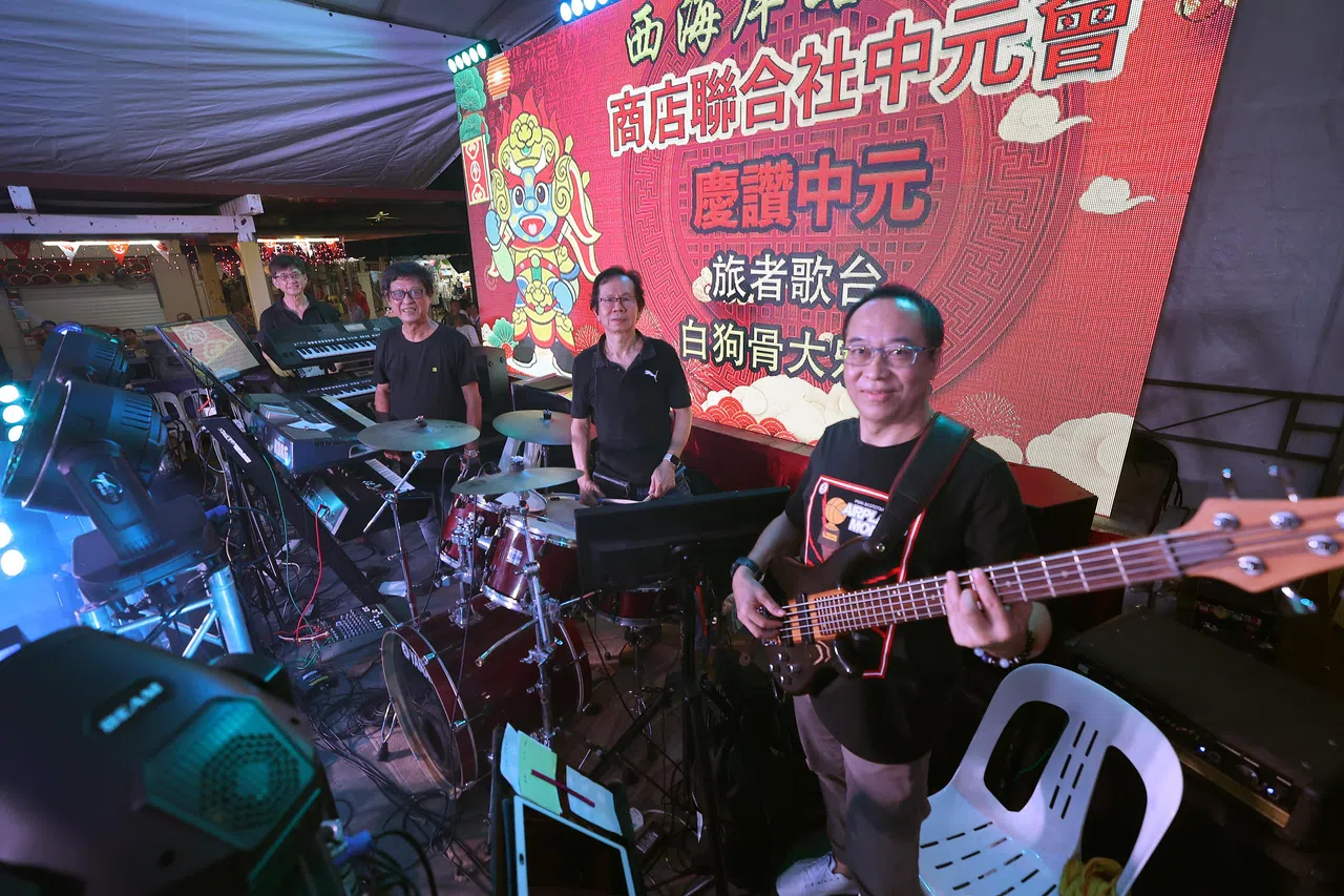 白狗骨乐队的现任队员是吉他手郭德伟（左起）、键盘手兼领队林丰利、鼓手洪振兴和贝斯手卓咏富。（萧紫薇摄）