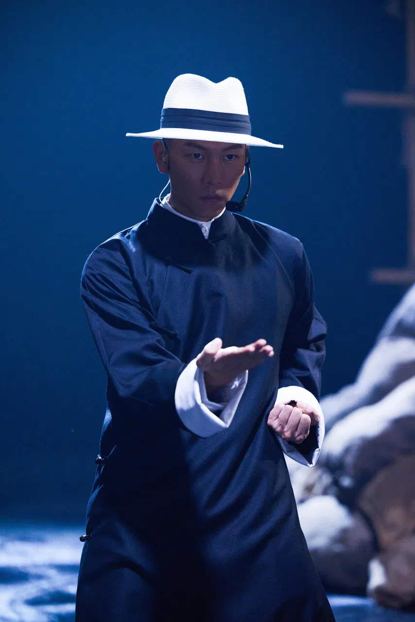 瘦子在《披荆斩棘3》中的《逆战》舞台造型，被网民戏称“黄包车夫”。（取自《披荆斩棘》微博）