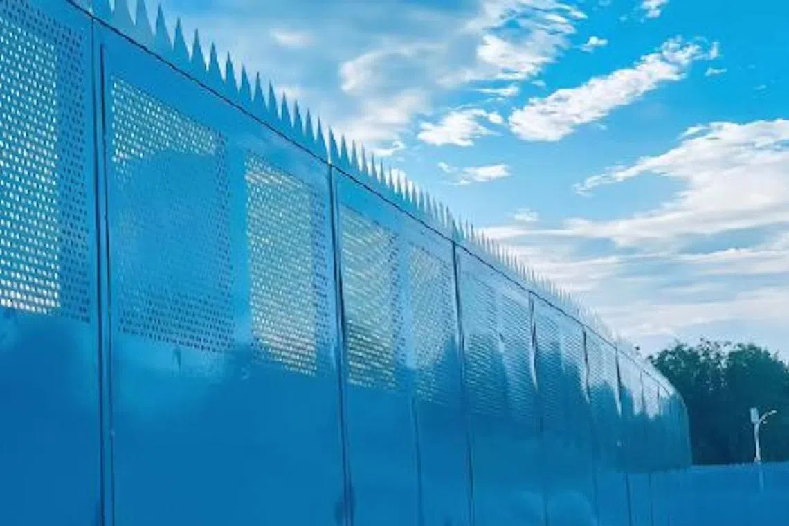 演唱会场馆外安装了铁皮防爆围挡，部分围挡顶部更加装尖刺。（互联网）