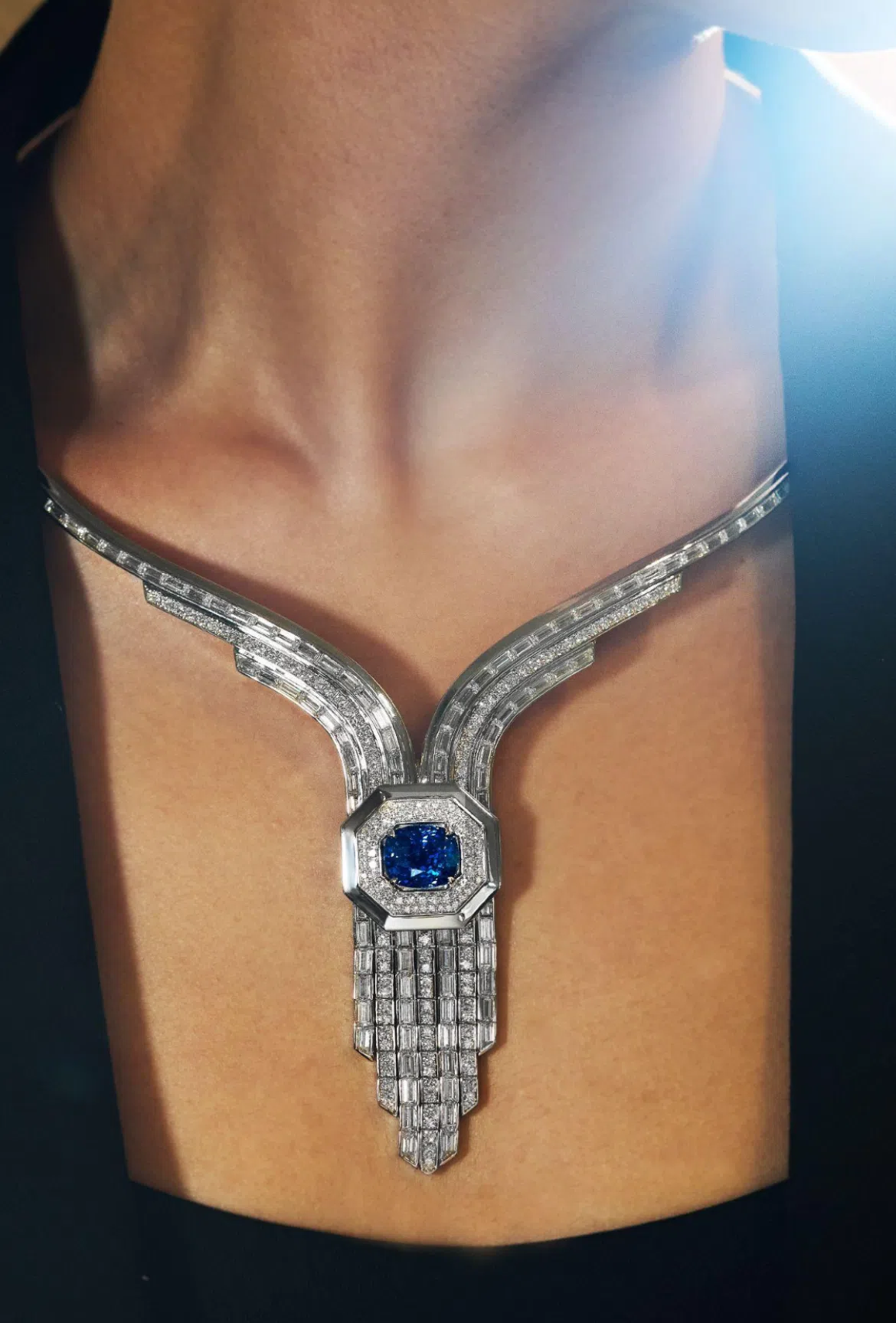 B.P. de Silva选了蓝宝石，向来新加坡创业、口袋装着宝石的家族先辈致敬。（品牌提供）