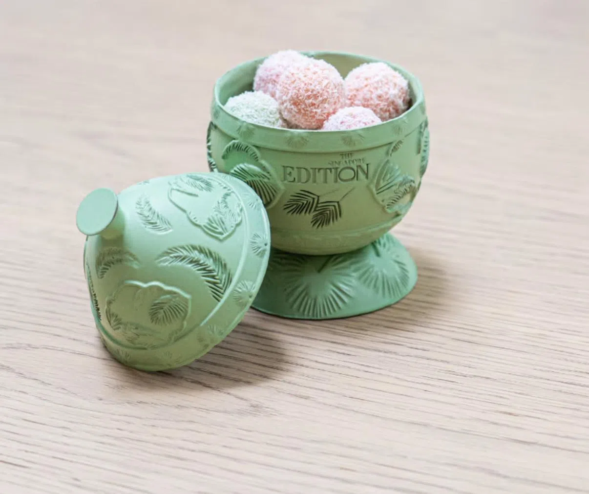 巧克力松露被装入手工雕刻的精美娘惹罐子，充满文化韵味。（酒店提供）