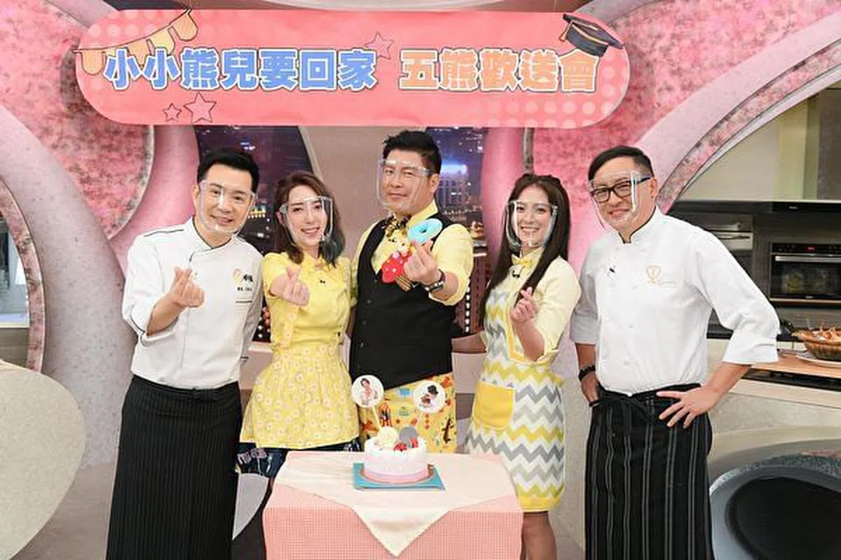 五熊（左二）曾搭档曾国城（左三起）、卓文萱、詹姆士主持《型男大主厨》。（互联网）