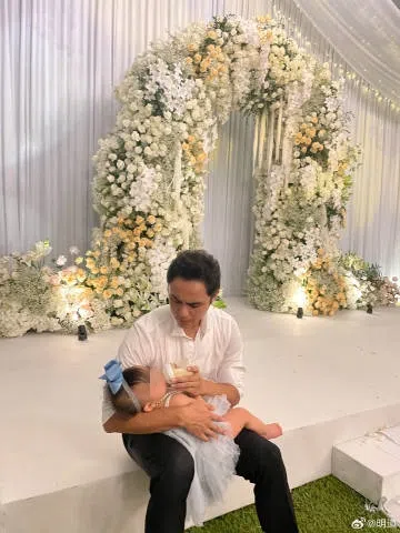 明道在陈乔恩婚礼上给女儿喂奶。（取自明道微博）