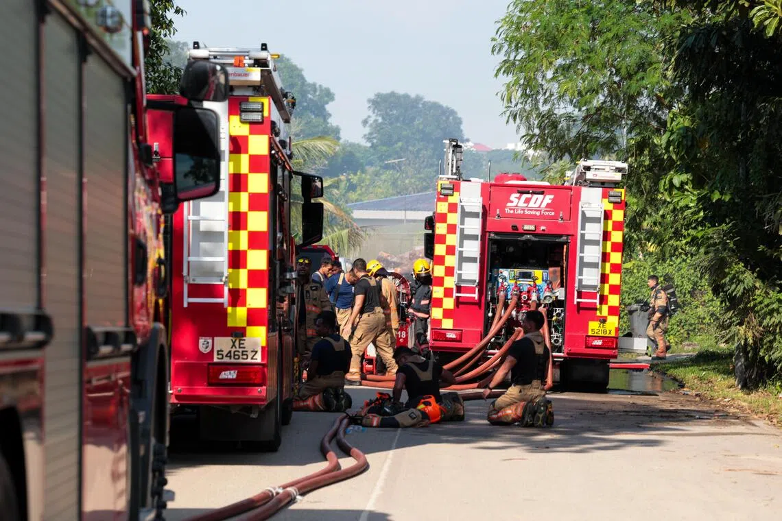 至少八辆消防车和一辆救护车在场待命。（吴先邦摄）