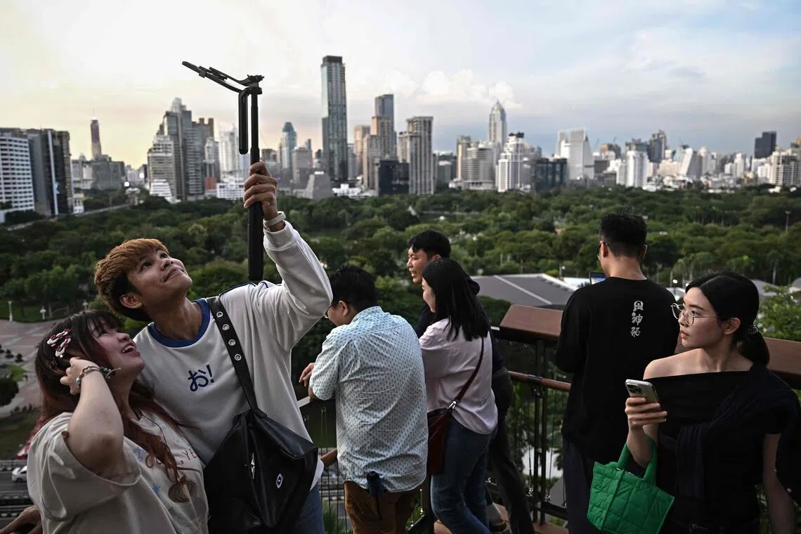 泰国首都曼谷9月初新开张的Dusit中央公园购物中心，顶楼设有空中花园，成为国内外游客新的打卡景点。阿努廷政府已定下目标，要在四个月内吸引200万人次中国游客回流。（法新社）