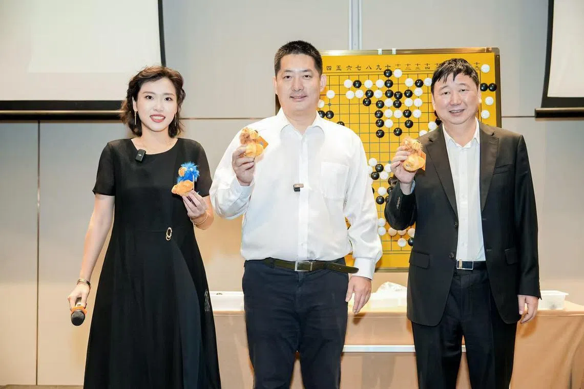 新加坡围棋协会秘书裴今令（左）、中国围棋协会主席常昊九段（中）和中国围棋国家队总教练俞斌九段（右）在现场解说决赛，并合影留念。（新加坡围棋协会提供）