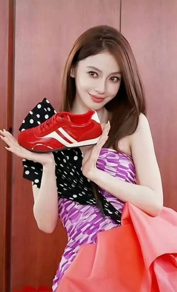 Angelababy当天穿着高订服，推销80元左右的鞋子。（互联网）