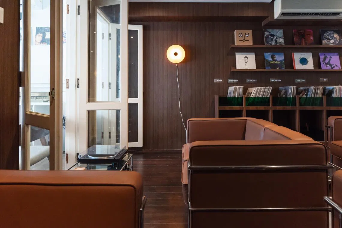 在Slow Boat咖啡馆，可边聆听黑胶唱片，边享用一杯咖啡。（受访者提供）