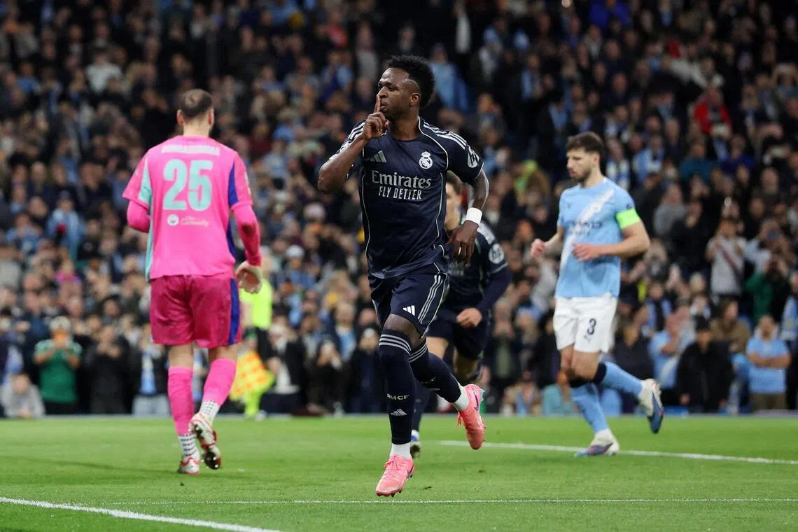 皇马前锋维尼修斯（黑衣）本场梅开二度，帮助球队再度在欧冠淘汰赛战胜曼市。（路透社）