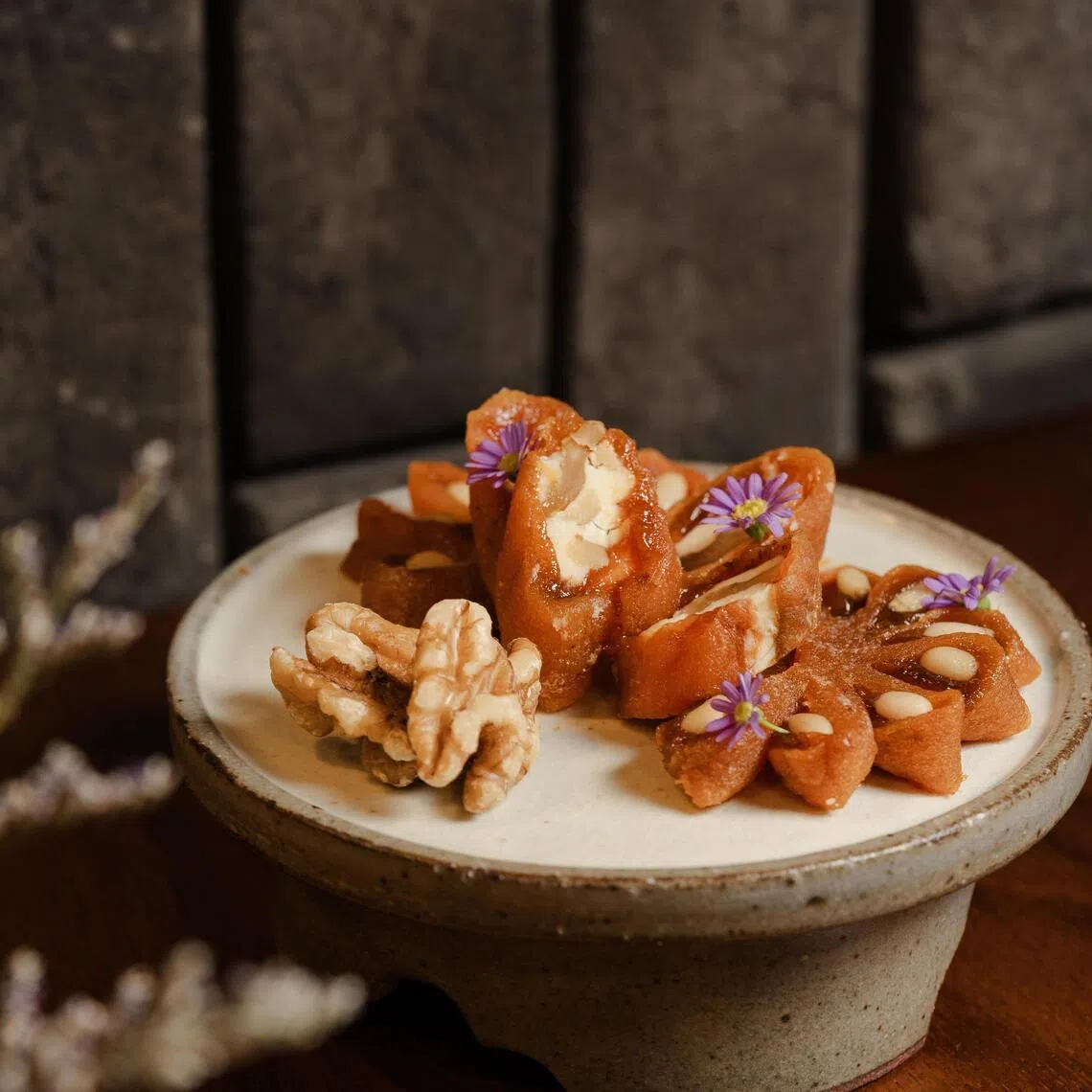 甜品柿子芝士卷，以干柿包裹浓郁芝士与核桃。（餐馆提供）