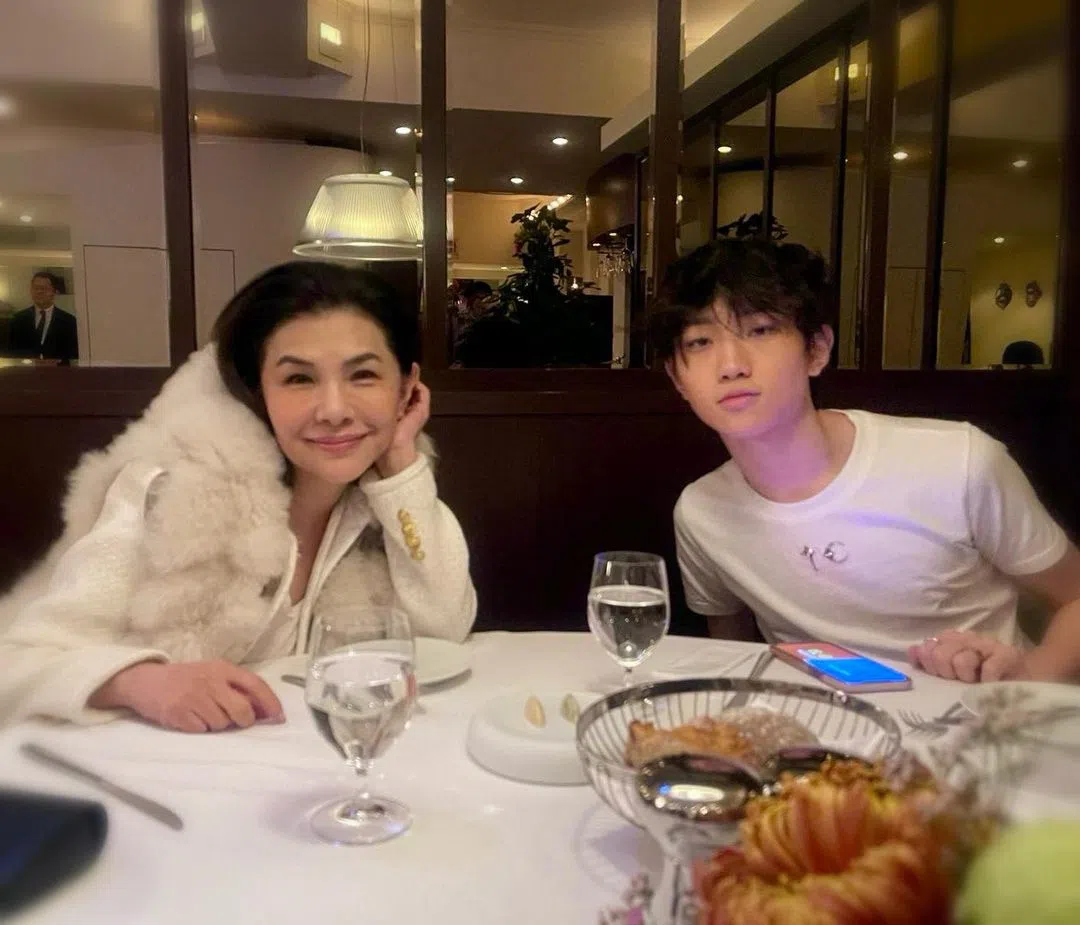 大儿子Nathan（右）目前在纽约大学提斯克艺术学院攻读表演艺术。（取自张清芳脸书）