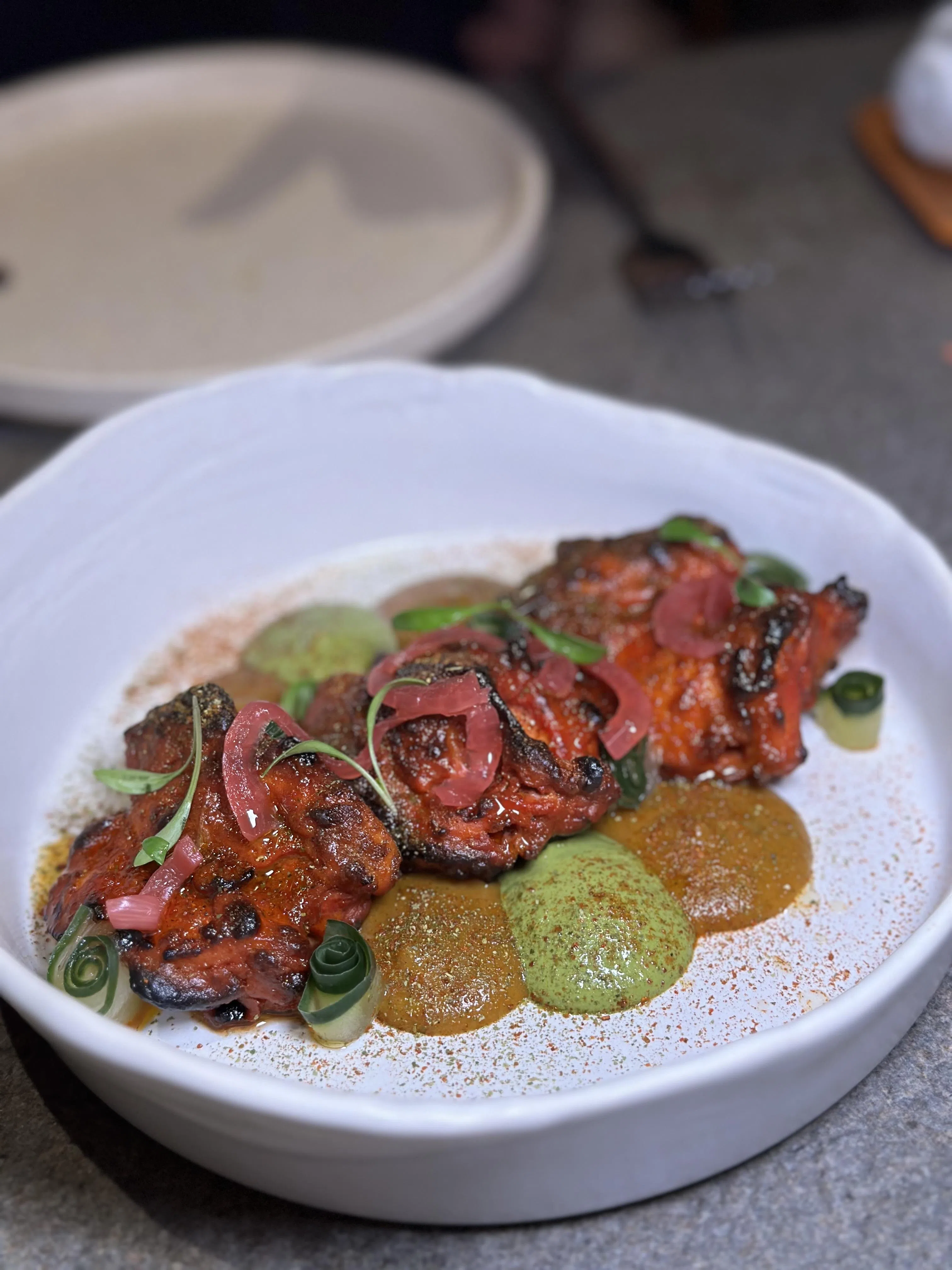 印度烤鸡（Murgh Amaranth Tikka）鲜嫩美味，享用时别忘了蘸上唐杜里黄梨酸辣酱和香菜酱。（叶晓虹摄）