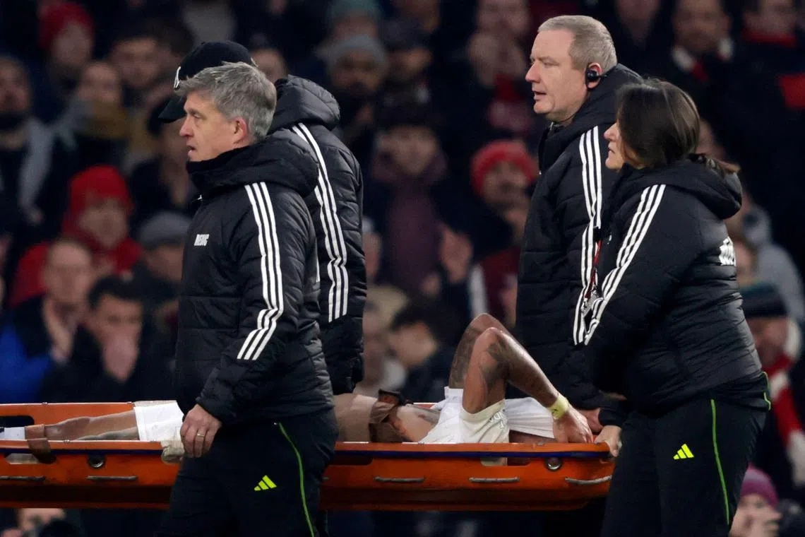 阿申纳前锋热苏斯在对垒曼联的比赛中重伤离场，恐怕将缺席赛场很长时间。（法新社）