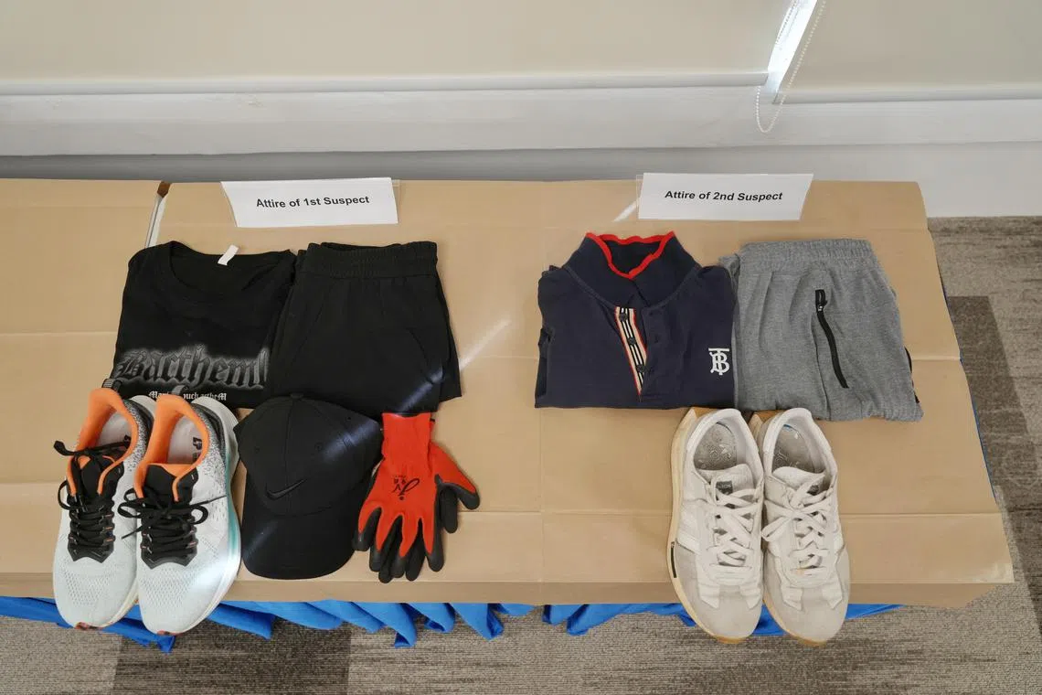 警方起获的证物，包括两名嫌犯的衣物。（谢智扬摄）