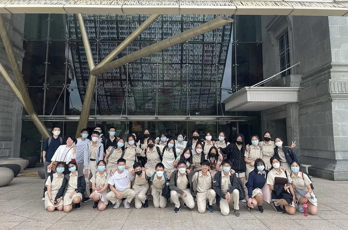 华中语特师生合影留念。（沈奕涵摄）