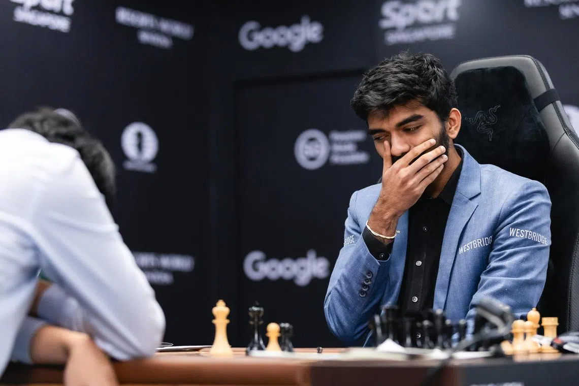 向来冷静的古克什（右）在获胜后难抑激动情绪落泪。（国际象棋联合会提供）