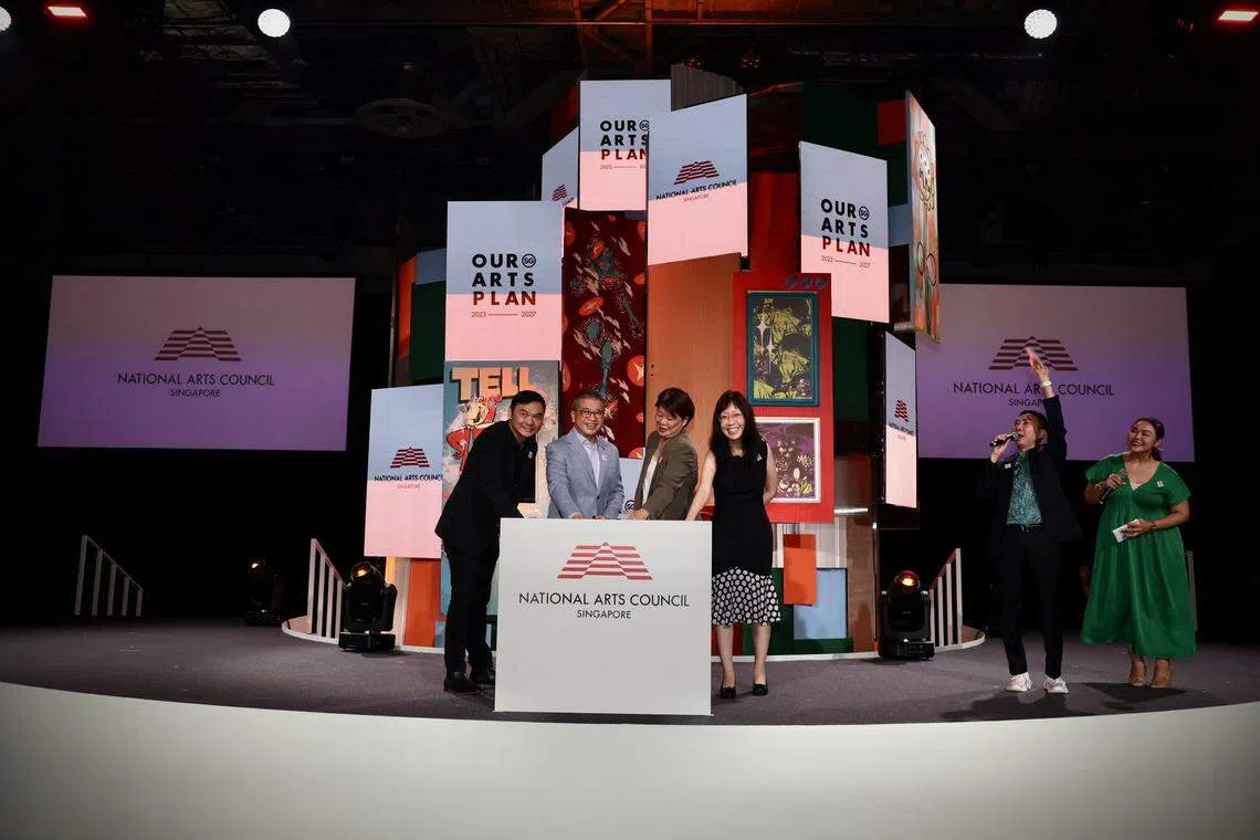 新加坡艺术拓展蓝图于今年9月由文化、社区及青年部长兼律政部第二部长唐振辉（左二）在金沙会展中心推介。（档案照）