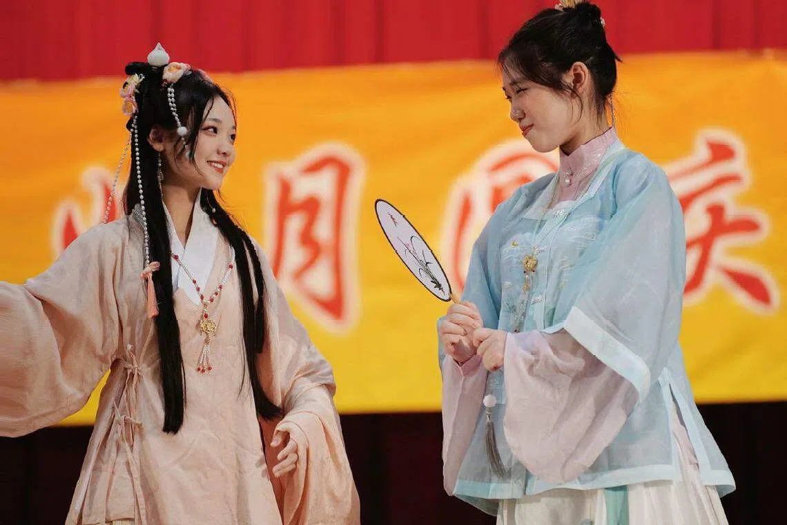 中三语特学生黄皓萱（左）和卢思远（右）呈献精彩的汉服走秀。（作者提供）