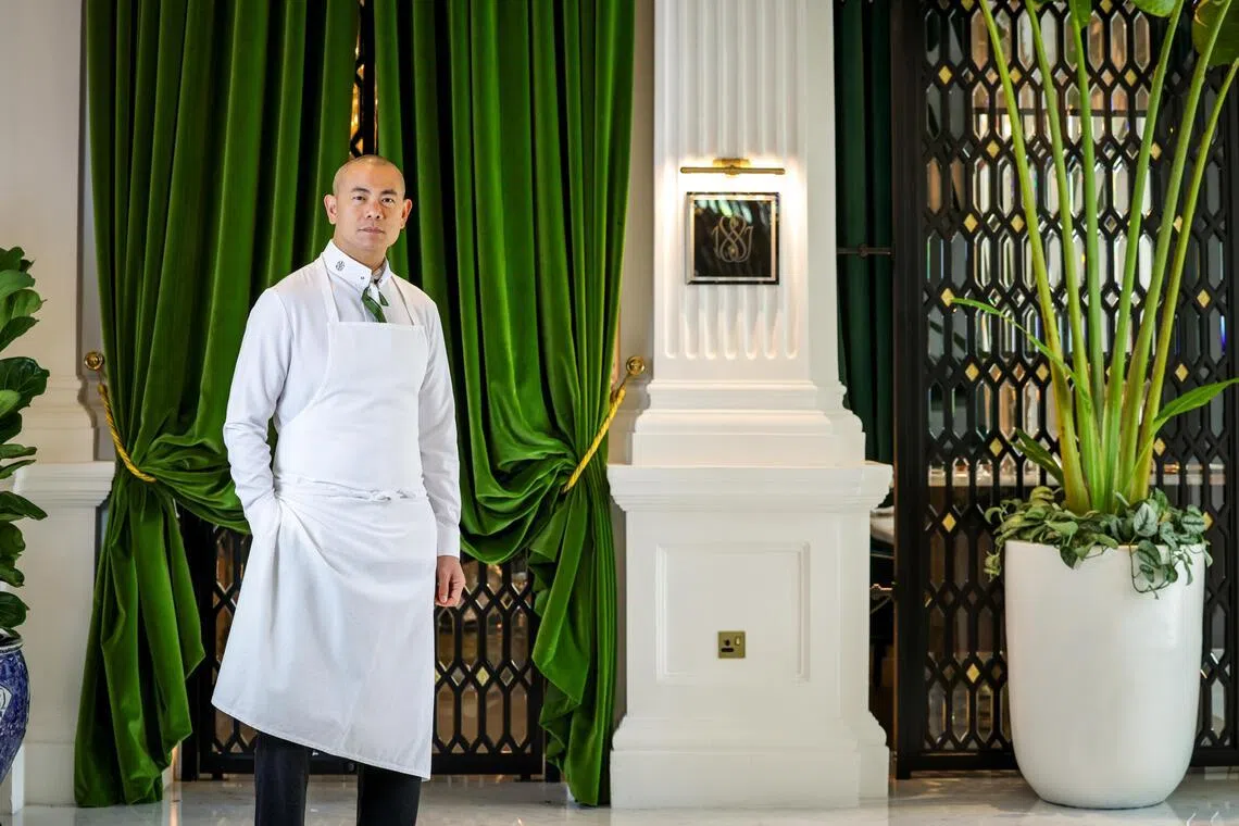 名厨江振诚以新加坡海南鸡饭、叻沙、肉骨茶等风味为灵感，重新演绎西餐菜式。 （叶振忠摄）