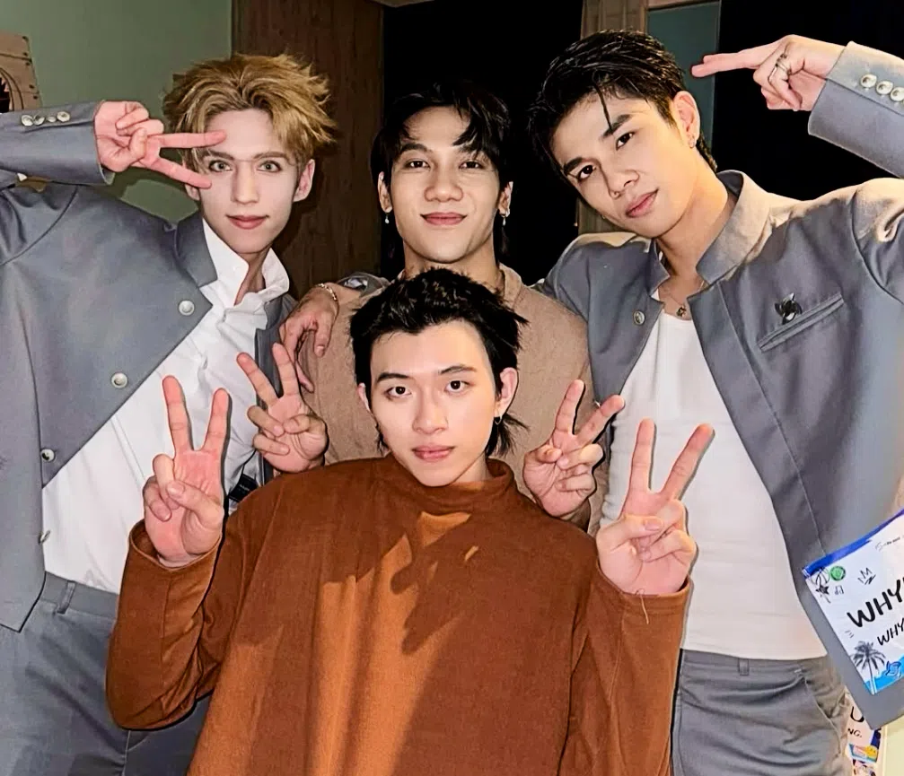新加坡创作歌手黄宏溢（Whylucas，后排右一）目前在曼谷录制节目，平安没事。（取自IG）