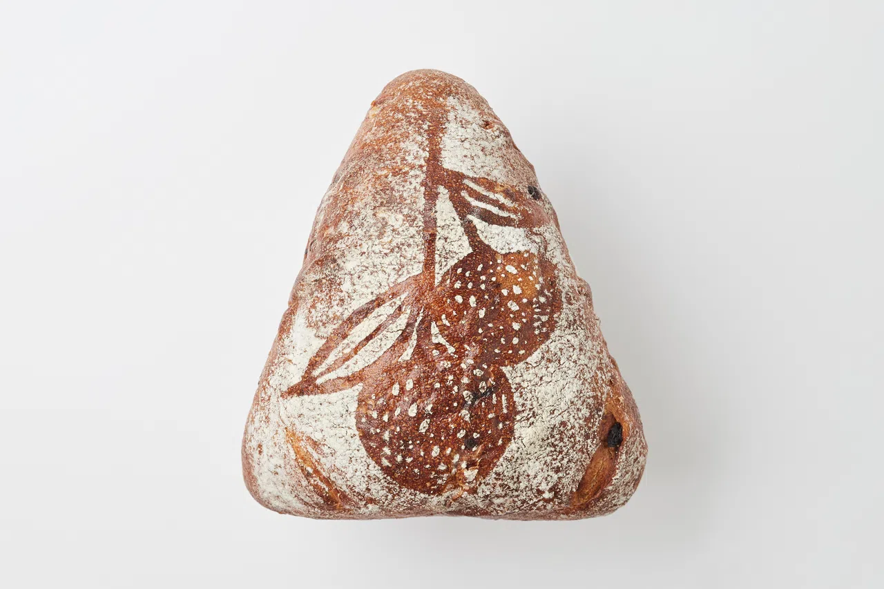 荔枝玫瑰面包，以酒渍荔枝、烘烤核桃与玫瑰花瓣交织出独特香气，曾为吴宝春赢得世界冠军。（受访者提供）