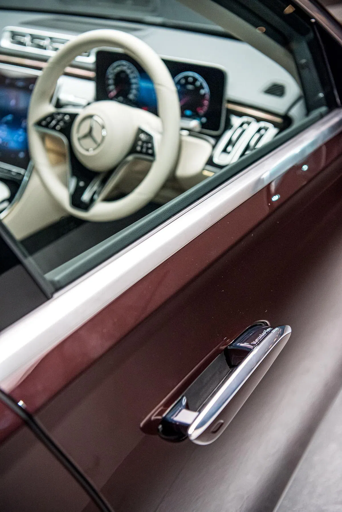 车身的一个特别之处是隐藏式车门把手，身带钥匙接近车子的时候会自动伸出。