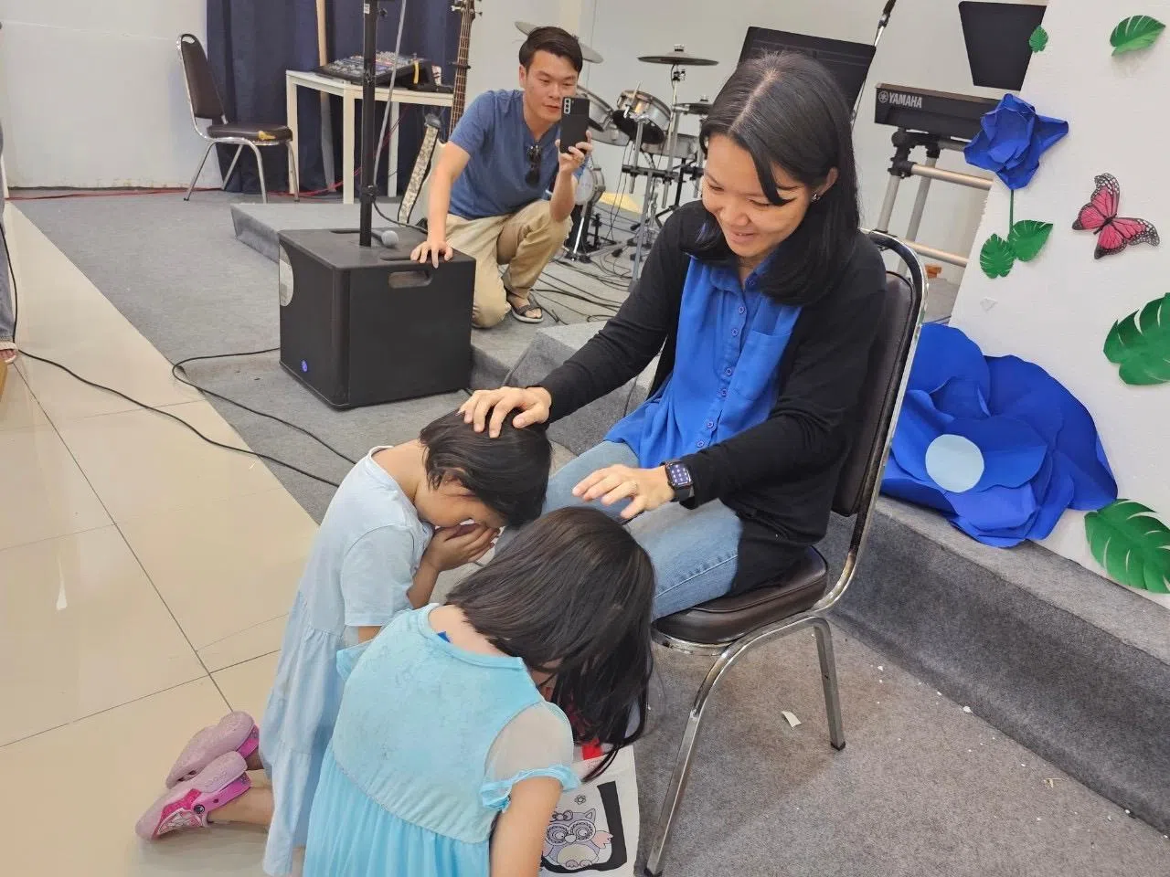 陈家两姐妹在母亲节时，按照泰国传统，给母亲徐恩欣下跪表示感恩和敬意。（受访者提供）