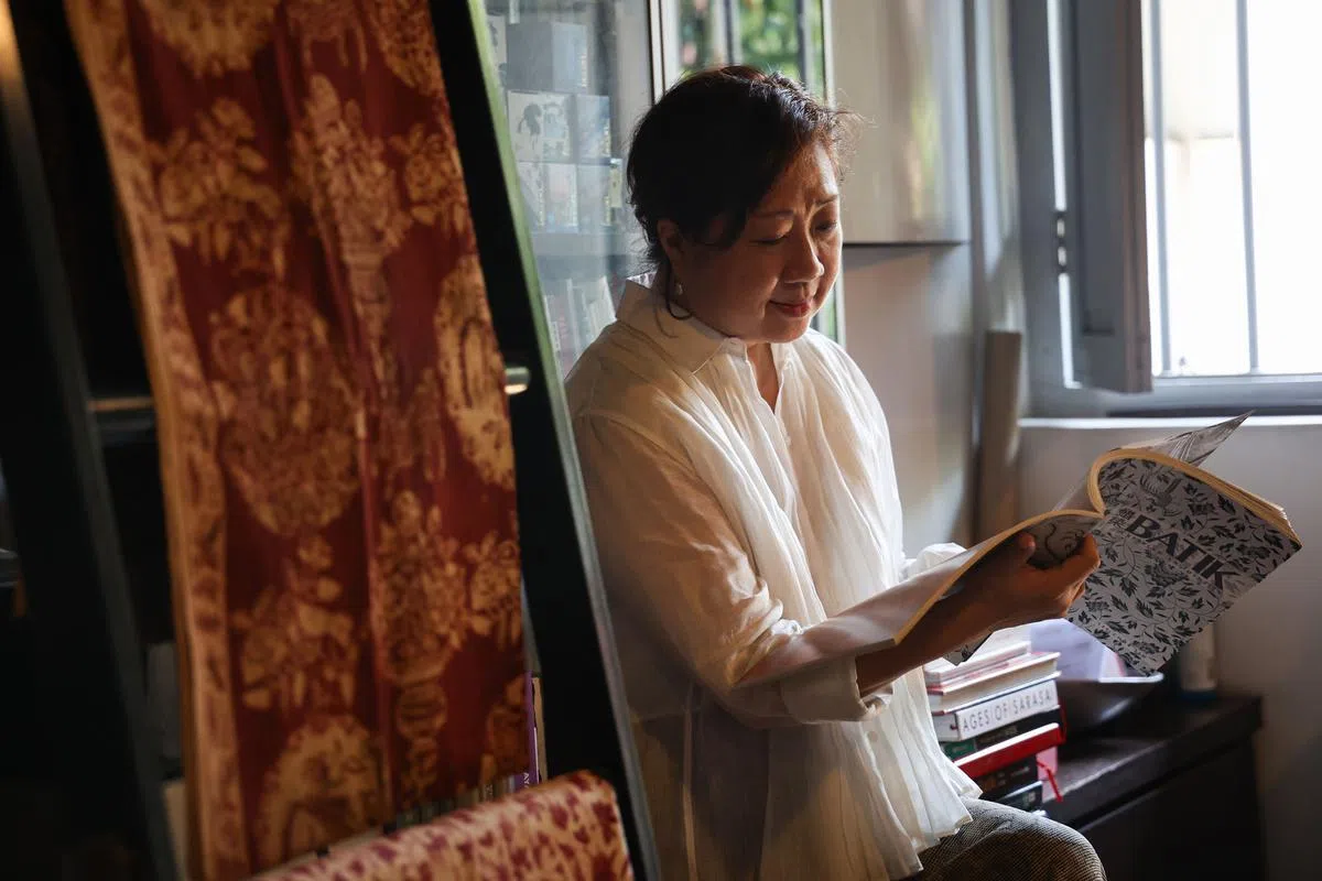 李楚琳穿着一身的峇迪，峇迪也成了她一生追寻的南洋华丽情缘。 