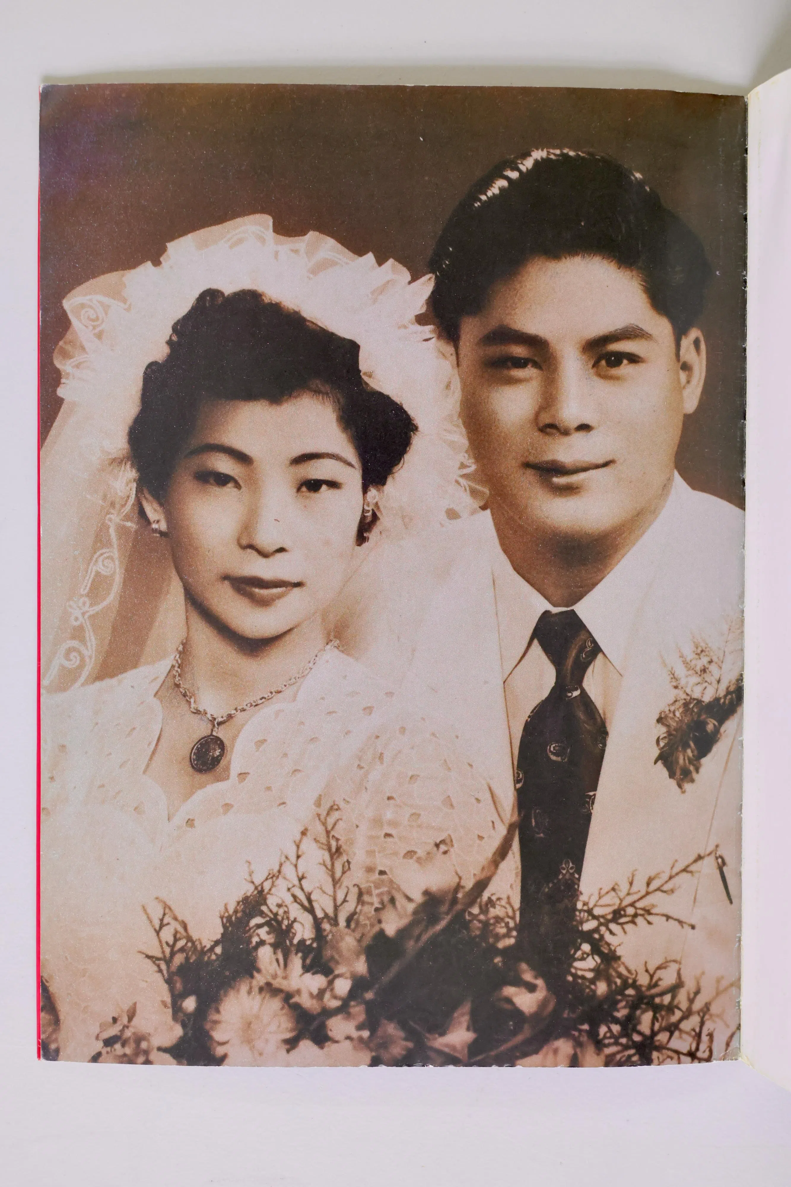 史玲芬（左）当年和同样在马戏团工作的王福起自由恋爱结婚。（龙国雄翻摄图册）