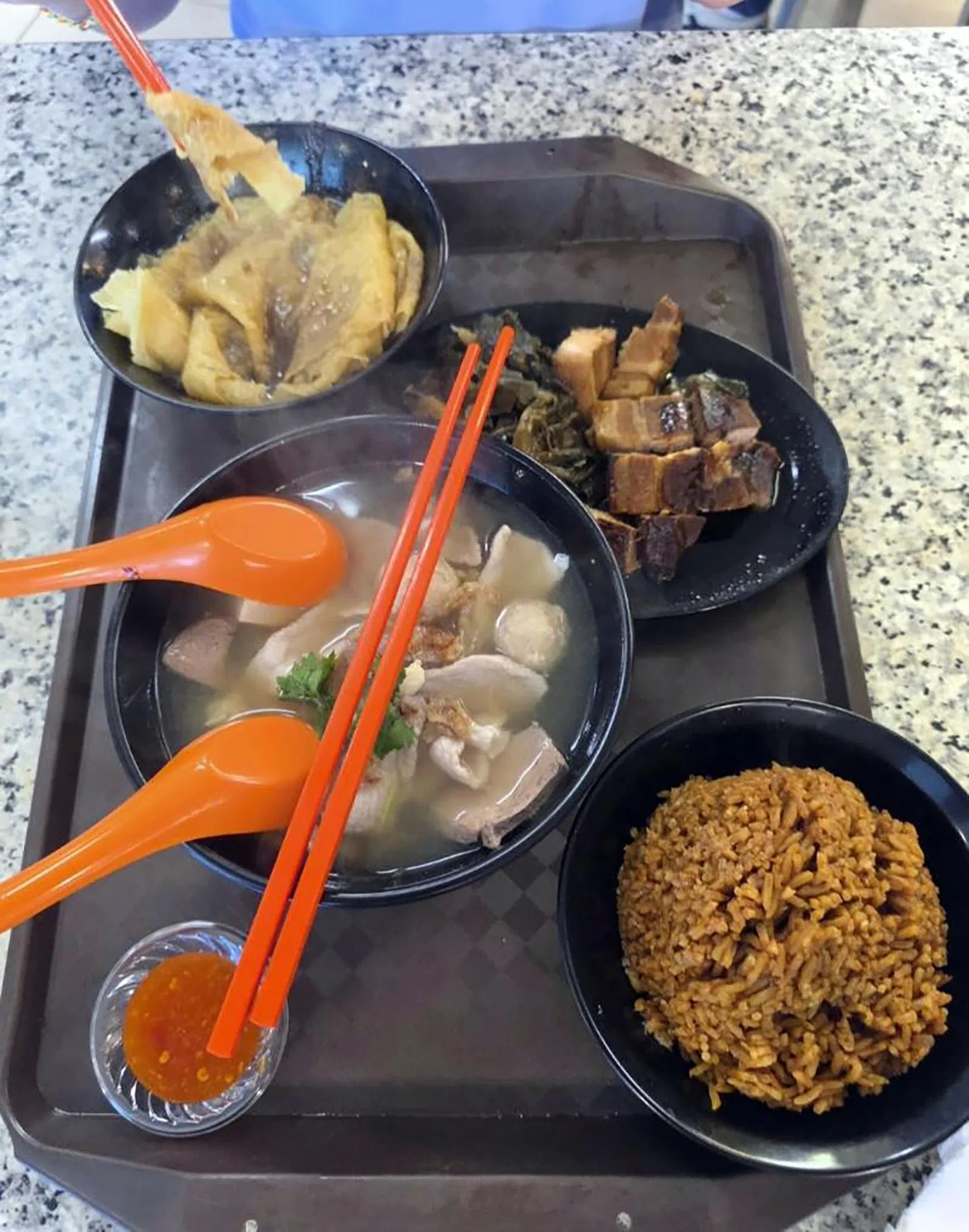 受访者点了一碗芋头饭和三碗配菜。（受访者提供）