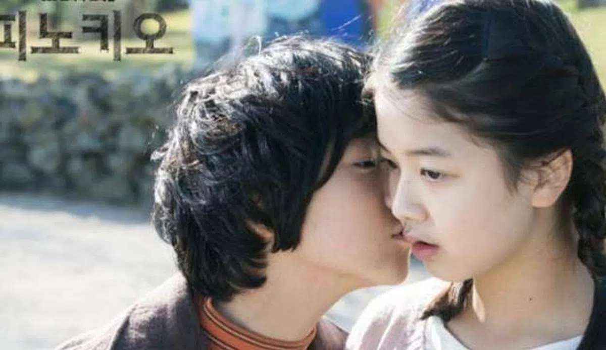 南多凛和卢正义曾在《匹诺曹》里有过青涩的“脸颊吻戏”。（图/互联网）