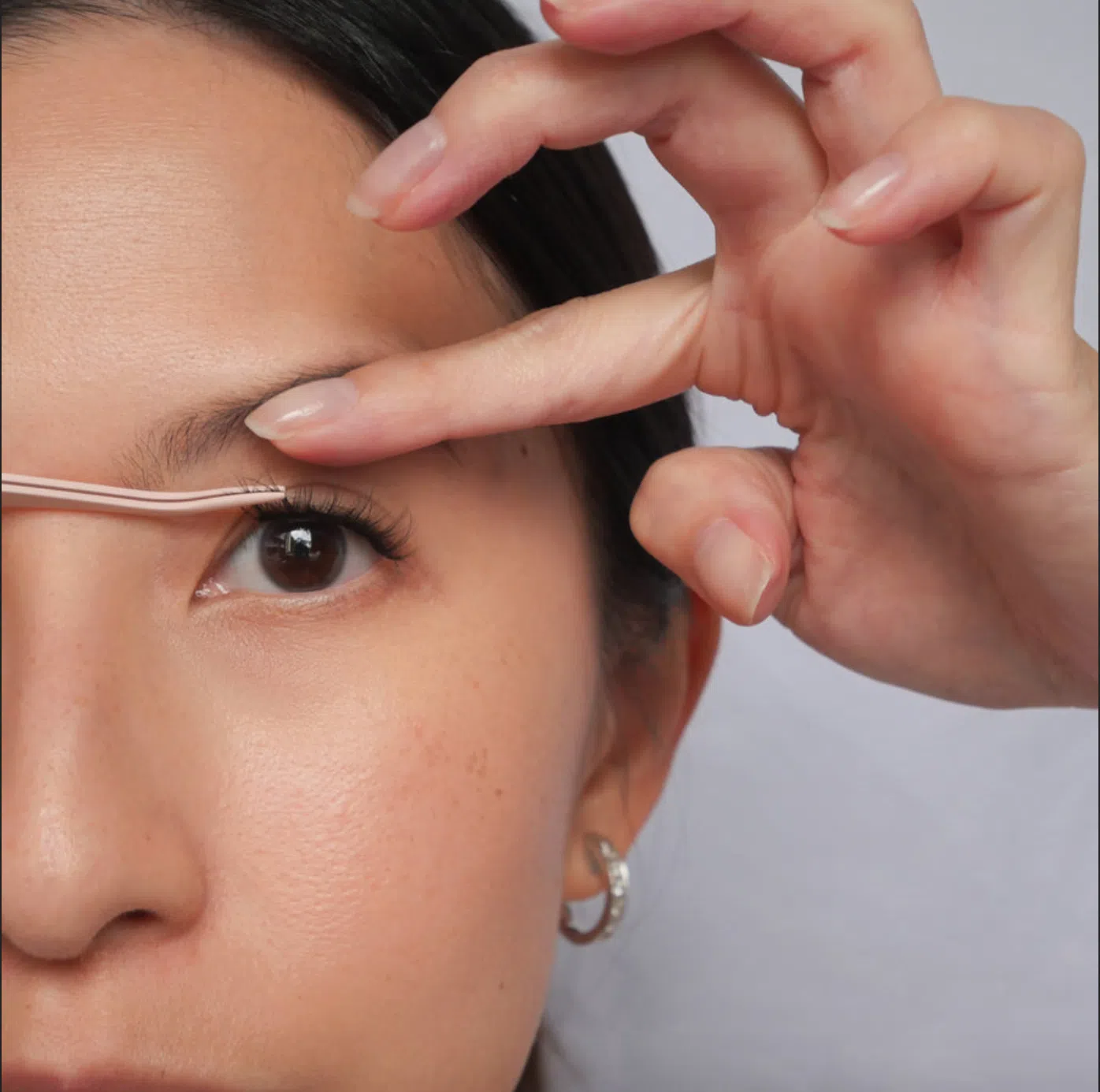 戴假睫毛给女生带来不少困扰。（Nodspark提供）