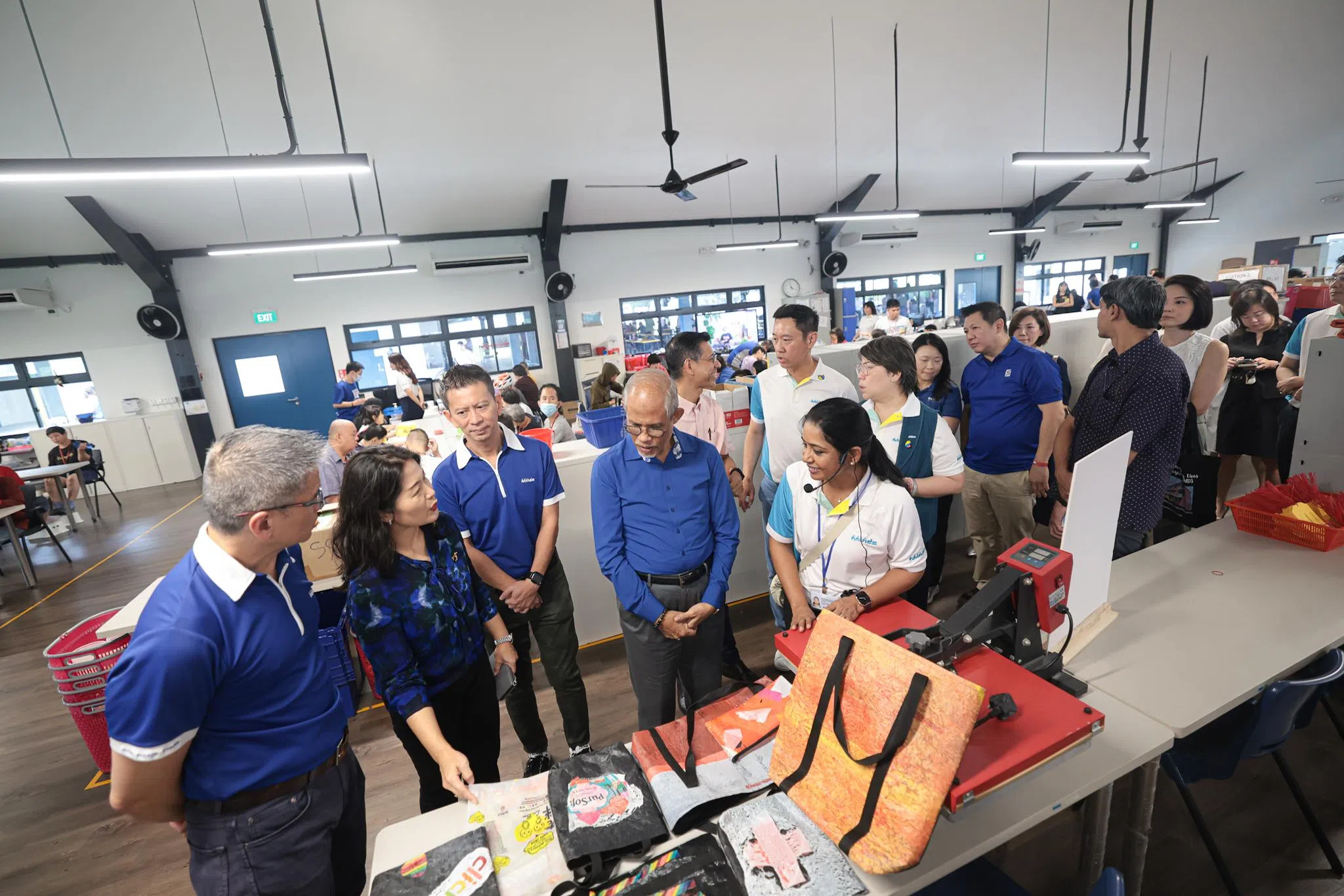 社会及家庭发展部长兼卫生部第二部长马善高（中）星期五（11月15日）为MINDS区域中心（后港）主持开幕。（李冠卫摄）