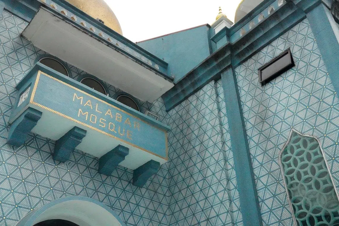 位于维多利亚街一座回教堂铺满碧蓝小瓷砖，造型独特。