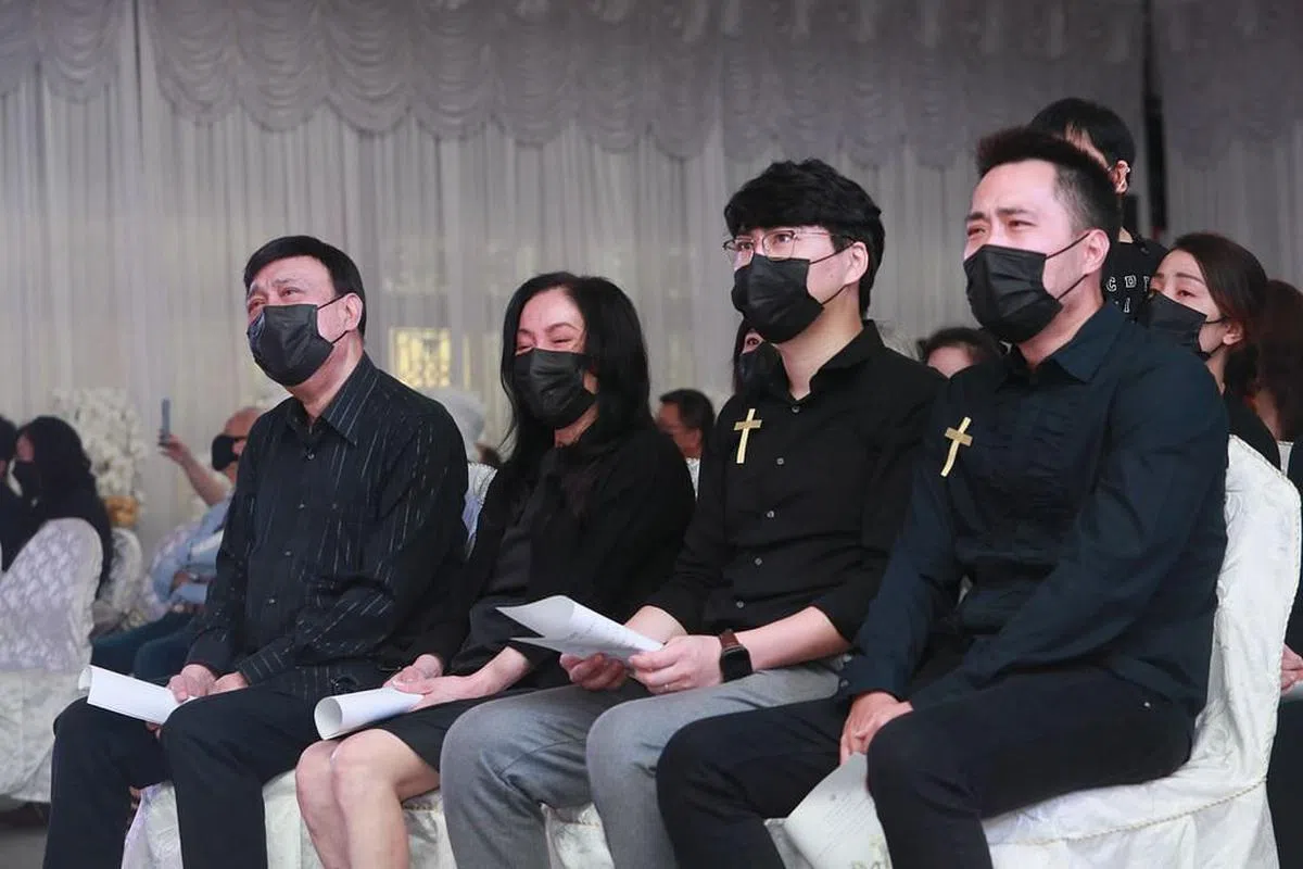 余天、李亚萍、余苑绮老公Gary及弟弟余祥铨强忍悲伤。（图/互联网） 