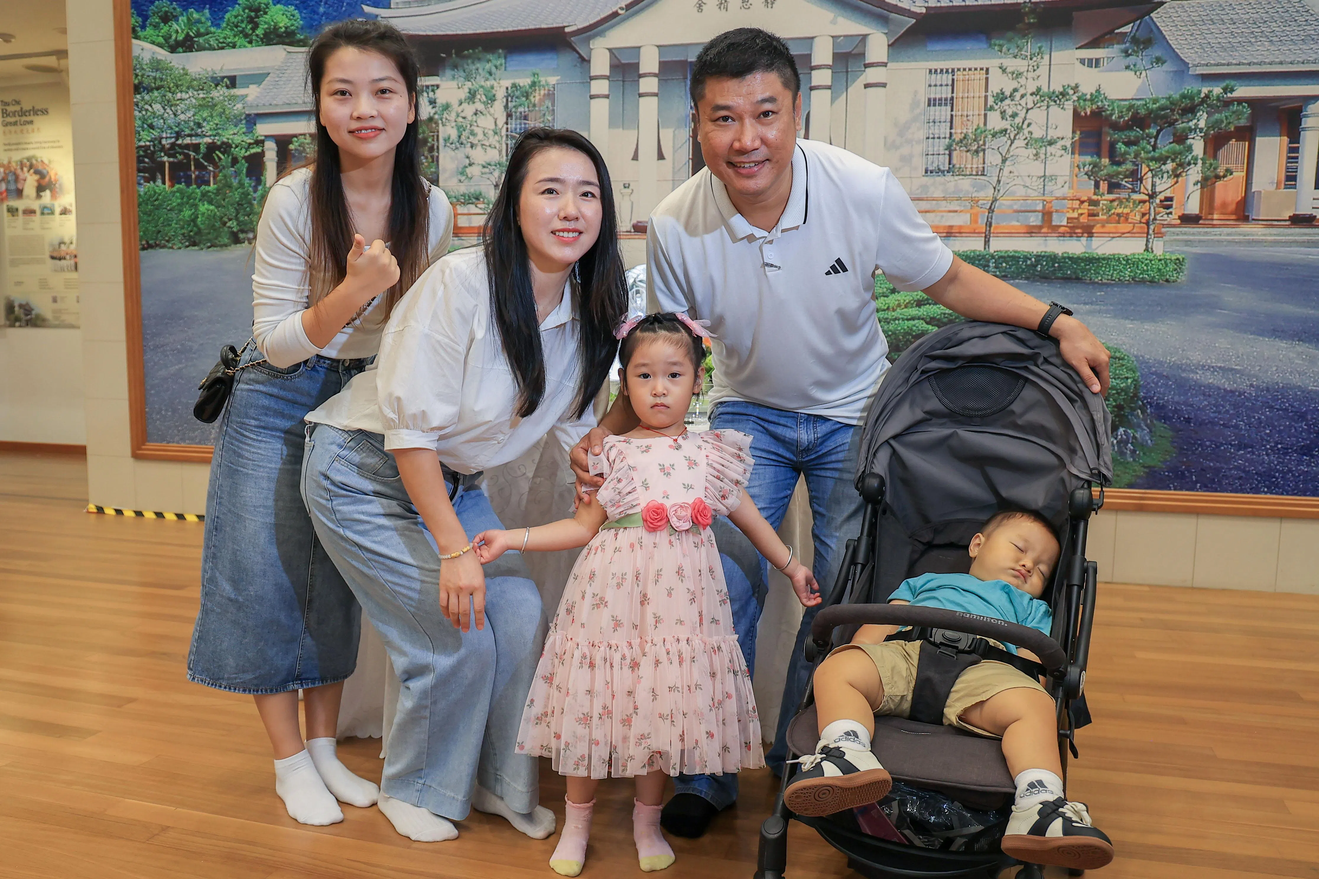 20年来陆续都有参加慈济志愿活动的纪进源（45岁，土木工程师）与妻子管士姹（35岁，行政管理）带着两名孩子和侄女前来浴佛。（吴先邦摄）