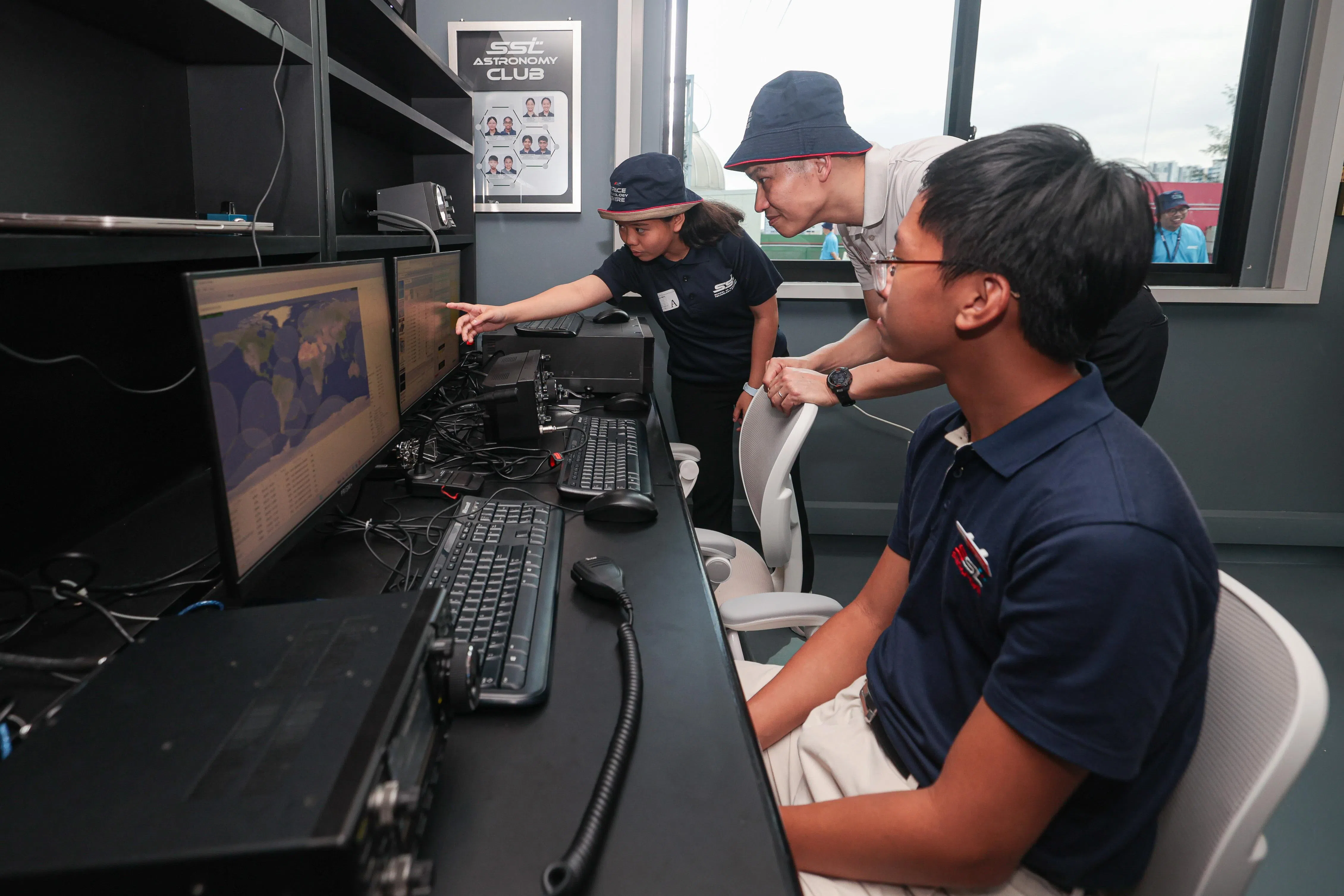 这个业余无线电台室拥有专有注册呼号“9V1SST”。（李冠卫摄）