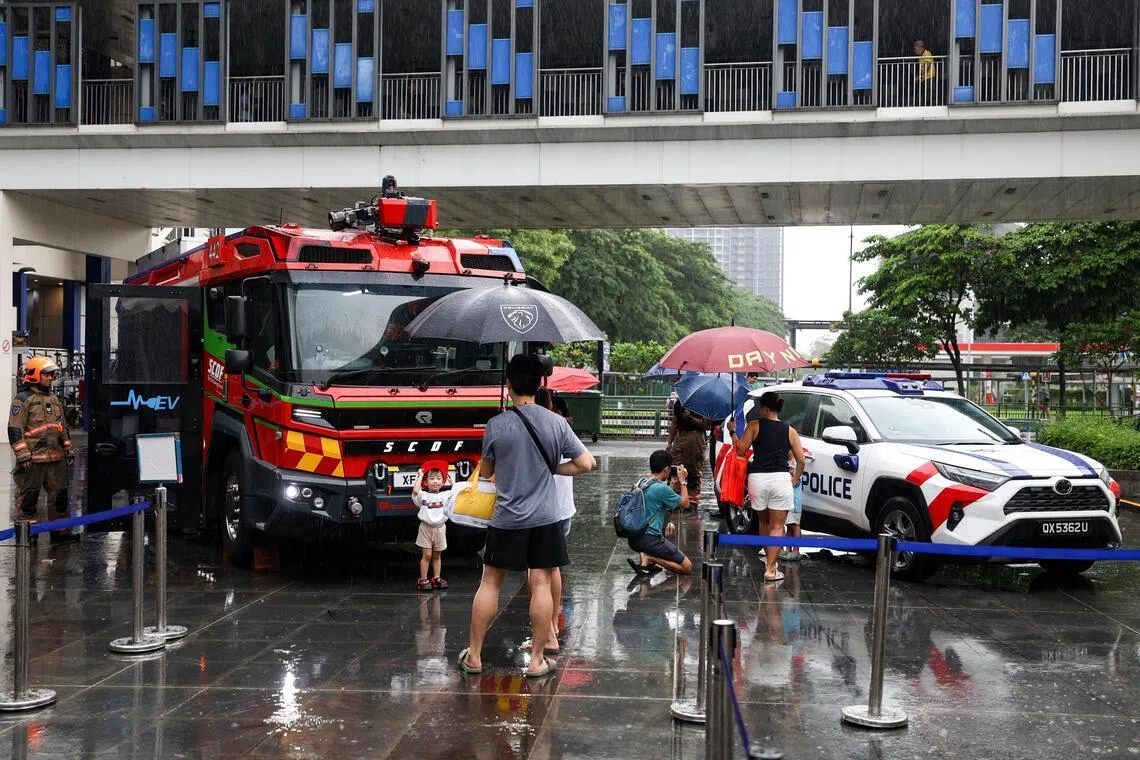 新加坡民防部队和警察部队出动车辆，吸引不少家长带着孩子前来参观。（关俊威摄）