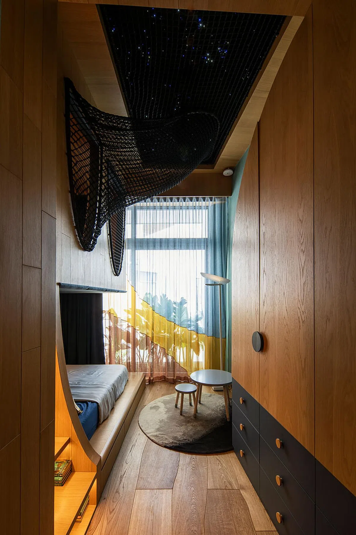 男童卧室天花板上有个密室，设计成一个太空主题的游乐天地。（Bryan Van Der Beek摄）