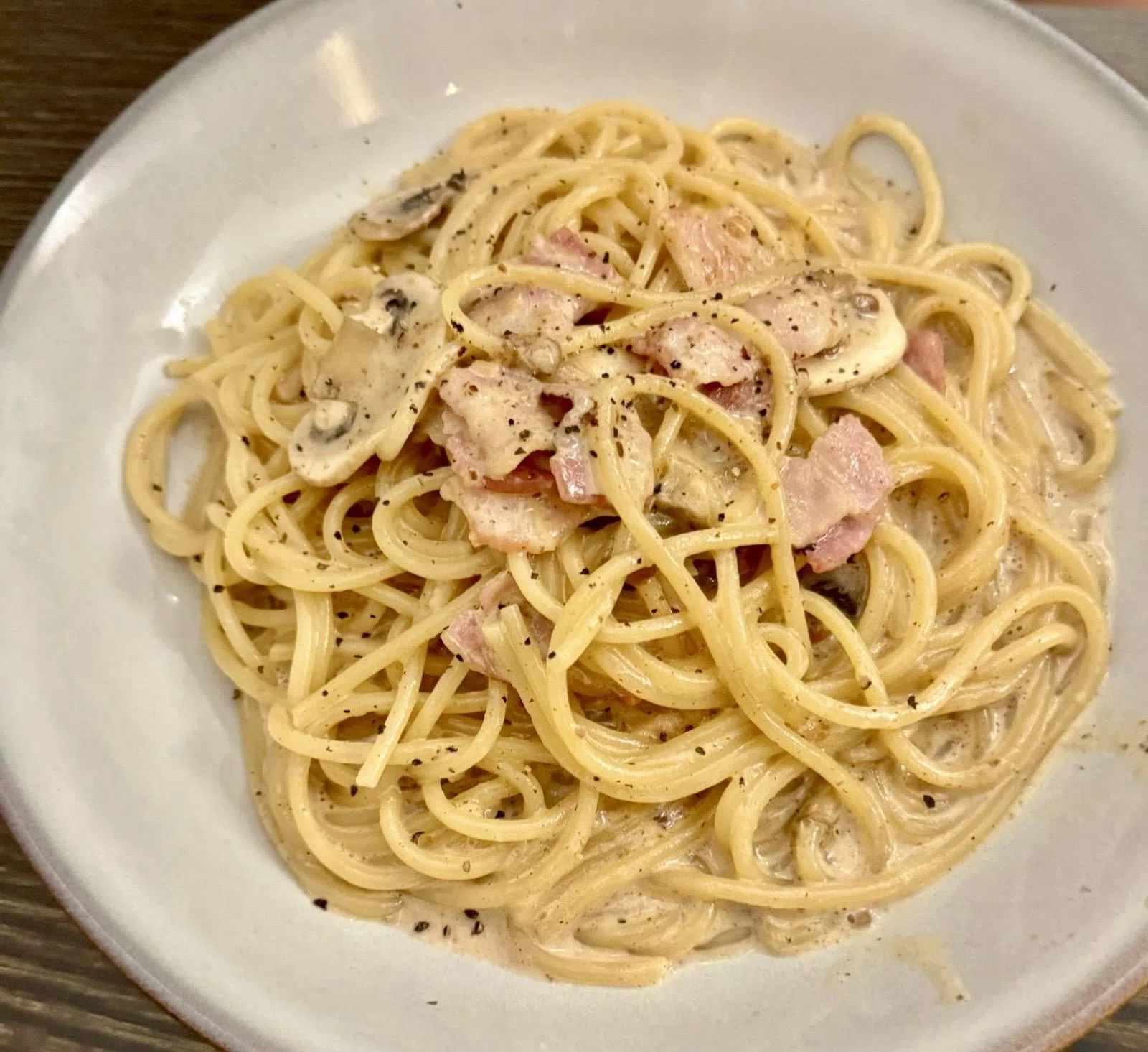 奶油培根酱意面吸附了浓郁奶油酱汁，香气四溢，口感丰富。　（叶晓虹摄）