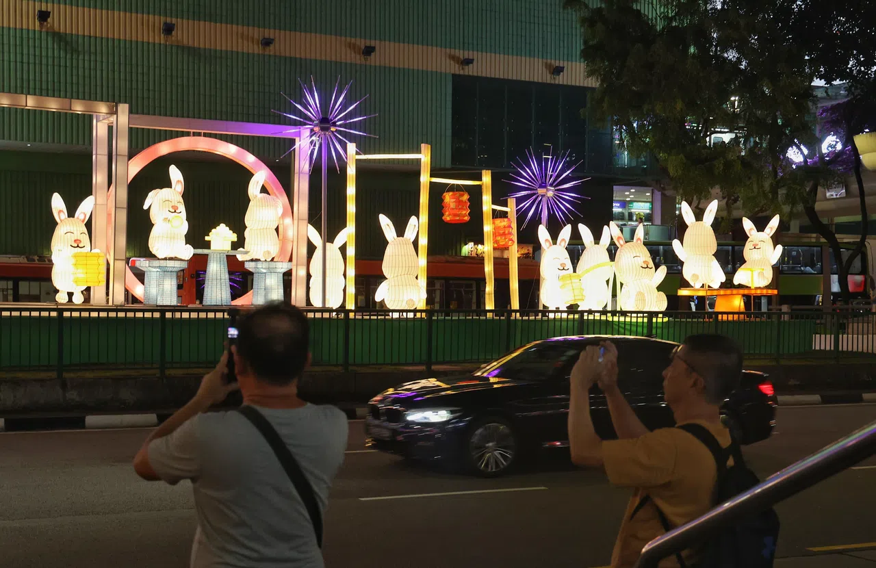 有别以往运用“嫦娥”等传统元素体现中秋节寓意，今年牛车水街道和唐城坊的中秋灯饰统一采用“玉兔”为主要元素打造。（唐家鸿摄）