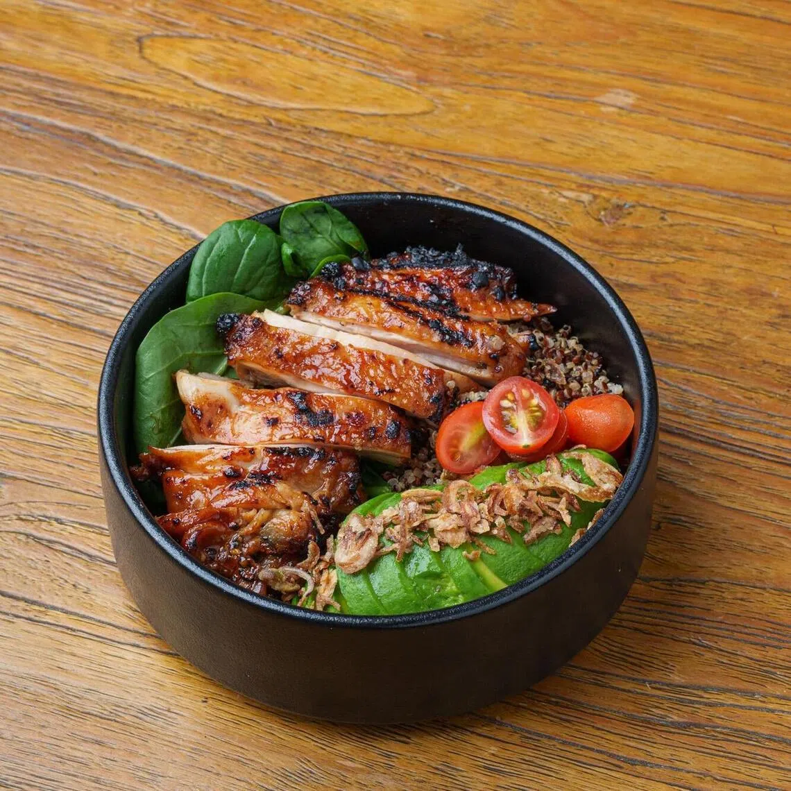 Boomarang Bistro & Bar餐馆的酱油鸡肉鳄梨碗，口感丰富。（餐馆提供）