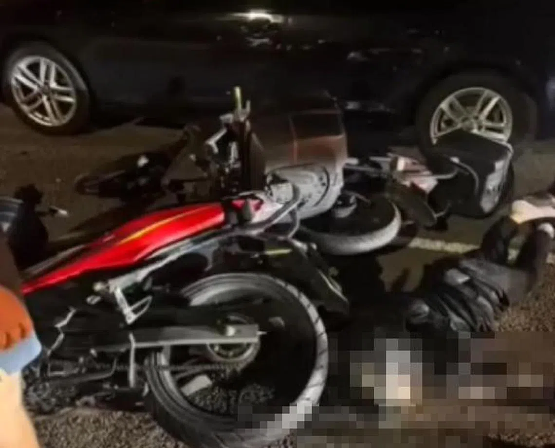 电单车在发生车祸后，零件散落一地。（网络视频截图）