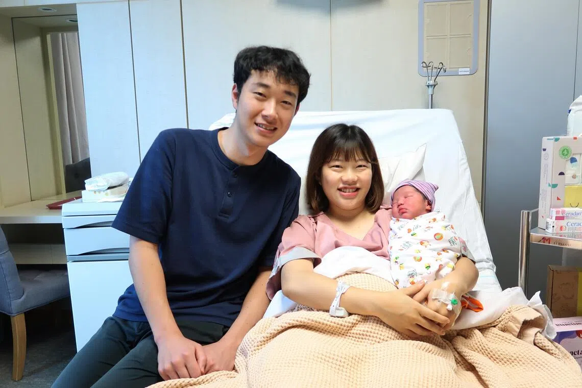 日本新手爸妈冈俊希（左）和冈和音，在莱佛士医院喜得圣诞男婴冈知谅。（张俊摄）