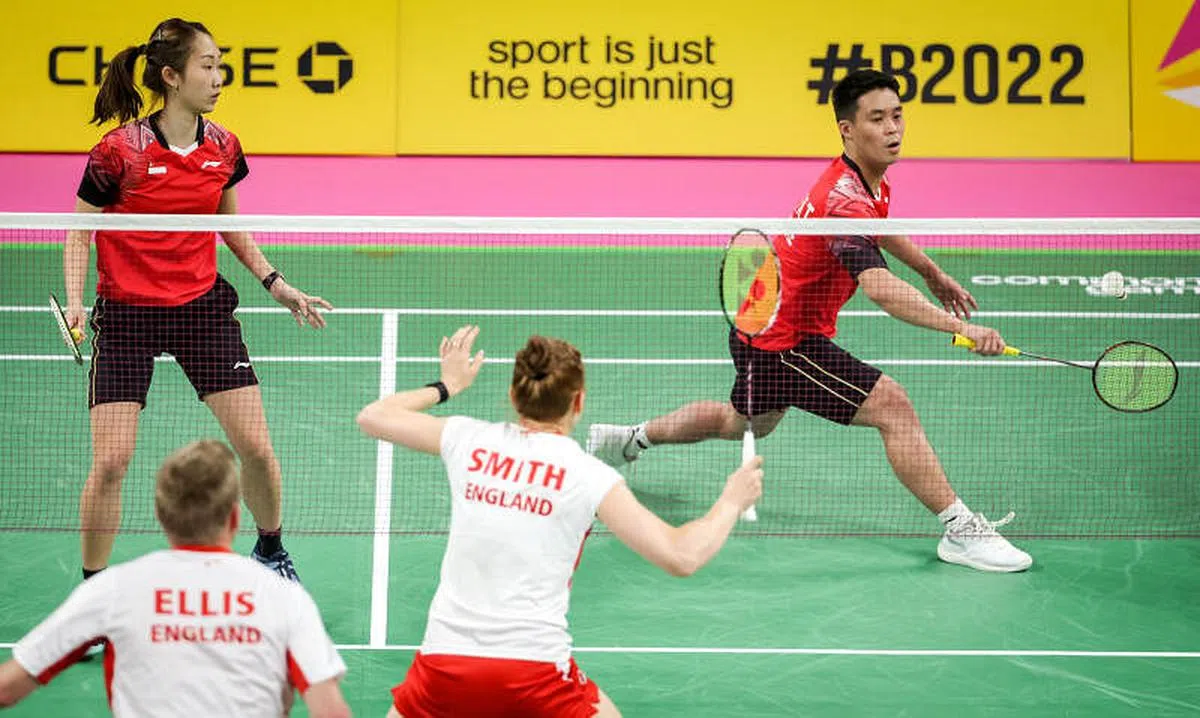 我国混双组合许永凯／陈薇涵（红衣）以21比9、21比15击败世界排名第11位的东道主组合埃利斯／劳伦。（叶振忠摄）