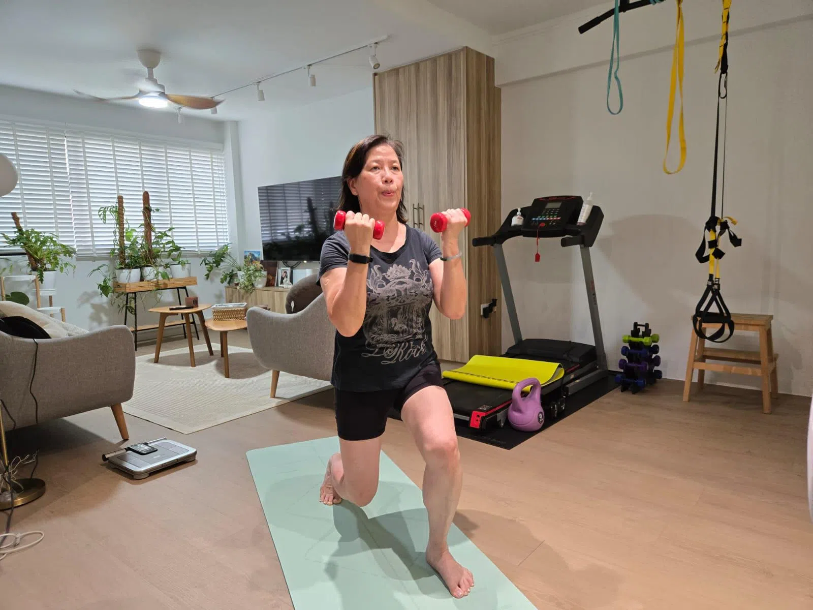 柯赛玉康复后，坚持在家里进行简单的有氧和力量锻炼。（受访者提供）