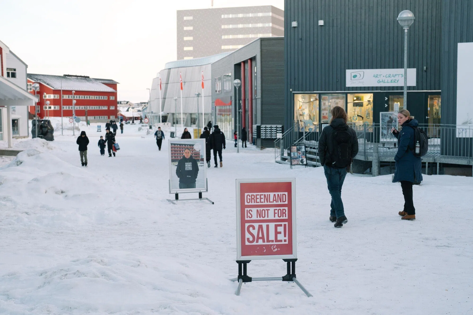 2月4日，格陵兰岛努克大街上，有一块写着“格陵兰岛不出售”的标志牌。（彭博社）