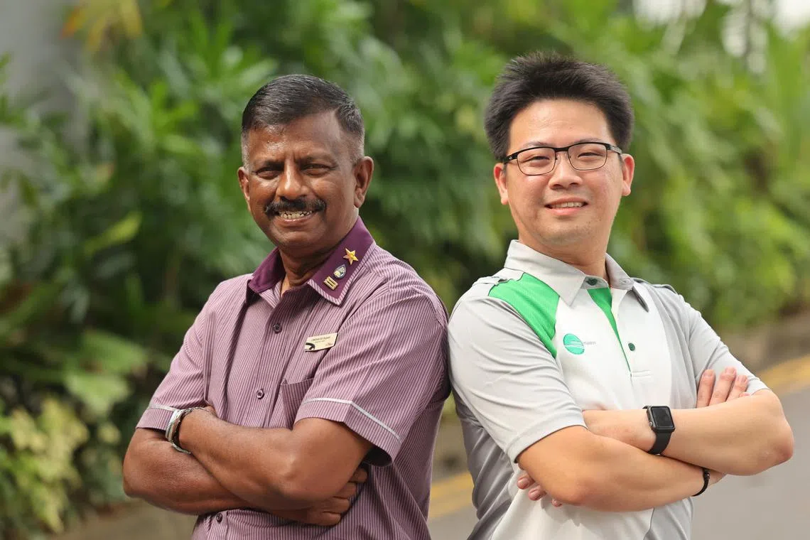 地铁东西线连续六天局部中断，陆交局与巴士业者合作，动员300多名职员，包括新捷运资深巴士车长穆蒂亚（Muthiah，左）和易塔通万礼车房营运经理黄俊杰。（唐家鸿摄）