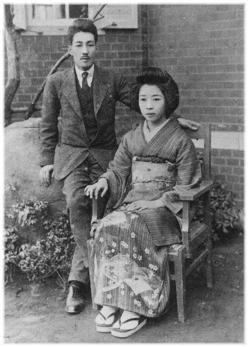 16岁那年，森茉莉（右）嫁给第一任丈夫、法文学者山田珠树。两人婚后旅居巴黎，前去送别的森鸥外一年后因肾炎病逝，生离成死别。（互联网）