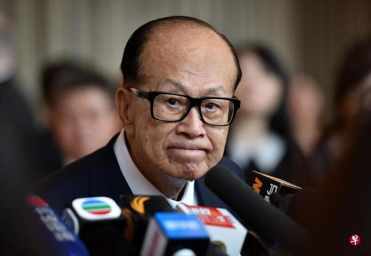 港媒上个月中已有消息指，93岁的李嘉诚不会参加这届选委会选举。（中新社档案照） 